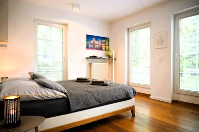 Ein Bett oder Betten in einem Zimmer der Unterkunft The Berlin Getaway / 80qm in Berlin's Historic Diplomatic Quarter