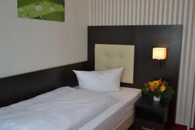 Ein Bett oder Betten in einem Zimmer der Unterkunft Hotel Herbst Berlin