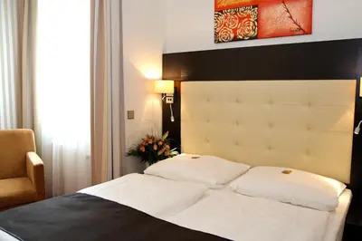 Ein Bett oder Betten in einem Zimmer der Unterkunft Hotel Herbst Berlin