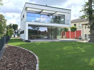 Ein Garten an der Unterkunft Exklusive Seevilla Berlin direkt am Zeuthener See