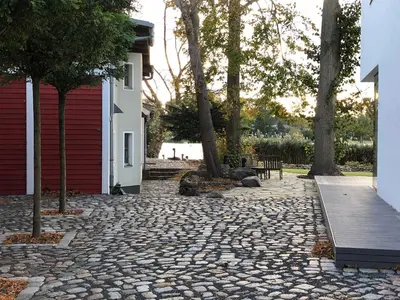 Ein Garten an der Unterkunft Exklusive Seevilla Berlin direkt am Zeuthener See