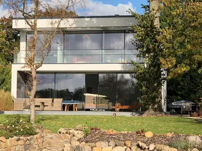Ein Garten an der Unterkunft Exklusive Seevilla Berlin direkt am Zeuthener See
