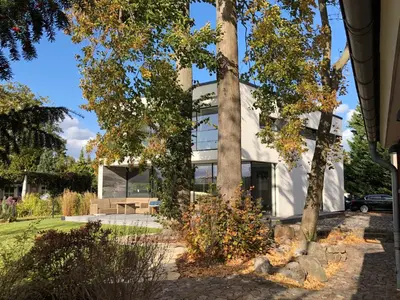 Ein Garten an der Unterkunft Exklusive Seevilla Berlin direkt am Zeuthener See