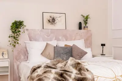 Ein Bett oder Betten in einem Zimmer der Unterkunft 90sqm 2BR Biz LOFT - 5min Central Station