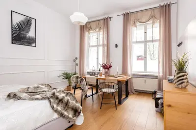 Ein Bett oder Betten in einem Zimmer der Unterkunft 90sqm 2BR Biz LOFT - 5min Central Station