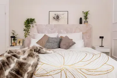 Ein Bett oder Betten in einem Zimmer der Unterkunft 90sqm 2BR Biz LOFT - 5min Central Station