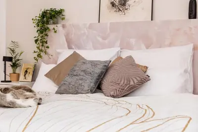 Ein Bett oder Betten in einem Zimmer der Unterkunft 90sqm 2BR Biz LOFT - 5min Central Station