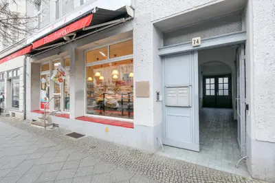 Das Gebäude in dem sich das Ferienhaus befindet