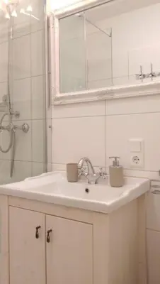 Ein Badezimmer in der Unterkunft Romantic Style Apartment Berlin Alexanderplatz