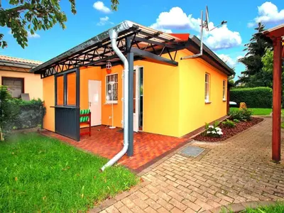Das Gebäude in dem sich das Ferienhaus befindet