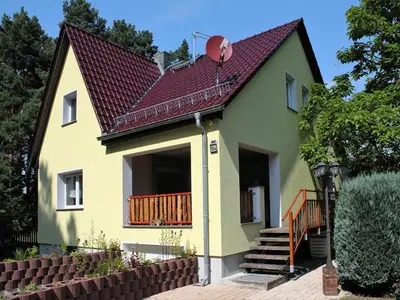 Das Gebäude in dem sich das Ferienhaus befindet