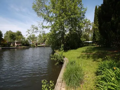 Blick auf einen Fluss in der Nähe des Ferienhauses