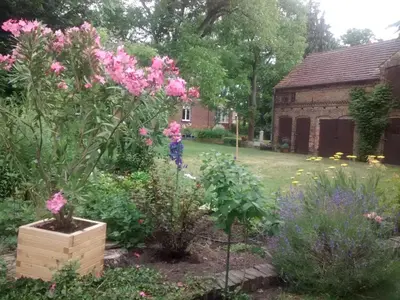Ein Garten an der Unterkunft Herberge im 