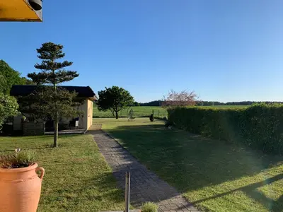 Ein Garten an der Unterkunft Idyllisches Ferienhaus in ruhiger Lage