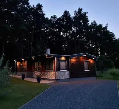 Das Gebäude in dem sich das Ferienhaus befindet