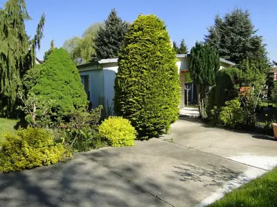 Ein Garten an der Unterkunft Sommerhaus im Grünen