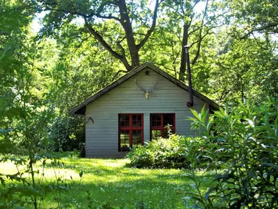 Ein Garten an der Unterkunft Altes Forsthaus Garzau