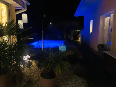 Der Swimmingpool an oder in der Nähe von Apartment TinyHouse mit Pool, Outdoor Whirlpool und Garten