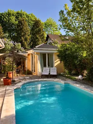 Der Swimmingpool an oder in der Nähe von Apartment TinyHouse mit Pool, Outdoor Whirlpool und Garten