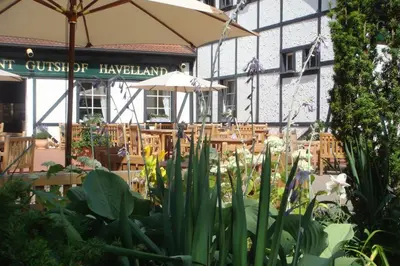 Ein Restaurant oder anderes Speiselokal in der Unterkunft Gutshof Havelland