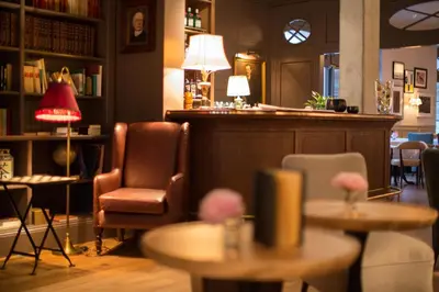 Ein Sitzbereich in der Unterkunft Monbijou Hotel