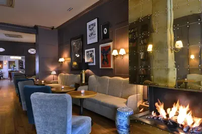 Ein Sitzbereich in der Unterkunft Monbijou Hotel