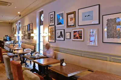 Ein Sitzbereich in der Unterkunft Monbijou Hotel