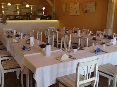 Ein Restaurant oder anderes Speiselokal in der Unterkunft Landhaus Ribbeck