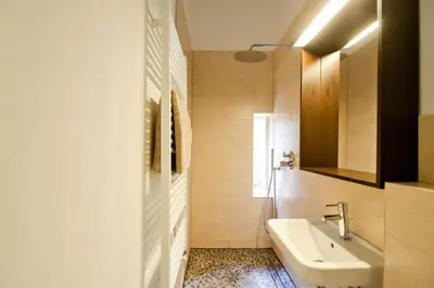 Ein Badezimmer in der Unterkunft Magnificent turn of century flat (legal)