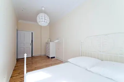 Ein Bett oder Betten in einem Zimmer der Unterkunft Magnificent turn of century flat (legal)