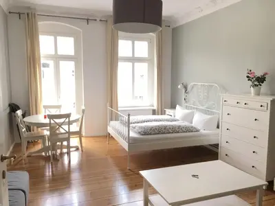 Ein Bett oder Betten in einem Zimmer der Unterkunft Magnificent turn of century flat (legal)