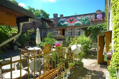 Ein Garten an der Unterkunft Sandino Summer Camp