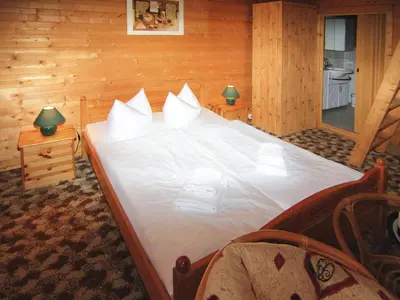 Ein Bett oder Betten in einem Zimmer der Unterkunft Blockhäuser am Fährsee, Templin