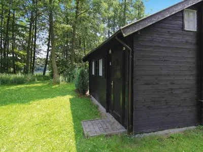 Ein Garten an der Unterkunft Blockhäuser am Fährsee, Templin
