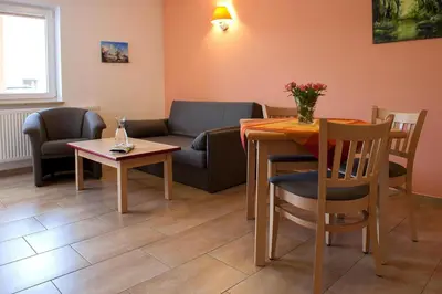 Ein Sitzbereich in der Unterkunft Appartements Am Spreewaldfliess, Schlepzig