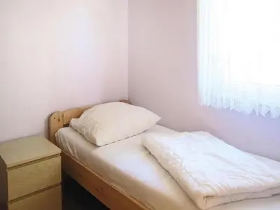 Ein Bett oder Betten in einem Zimmer der Unterkunft Bungalows am Vordersee, Dobbrikow