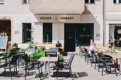 Ein Restaurant oder anderes Speiselokal in der Unterkunft Cosy flat in trendy Sprengelkiez (legal)
