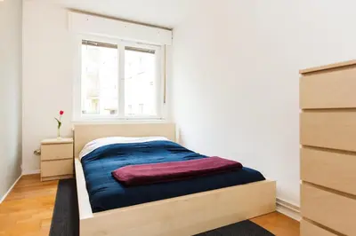 Ein Bett oder Betten in einem Zimmer der Unterkunft Cosy flat in trendy Sprengelkiez (legal)