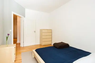 Ein Bett oder Betten in einem Zimmer der Unterkunft Cosy flat in trendy Sprengelkiez (legal)