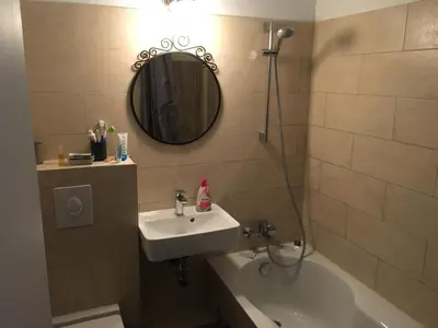 Ein Badezimmer in der Unterkunft Cosy flat in trendy Sprengelkiez (legal)