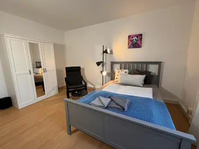 Ein Bett oder Betten in einem Zimmer der Unterkunft FC-Apartmenthaus Falkensee mit großem Garten und PKW Stellflächen