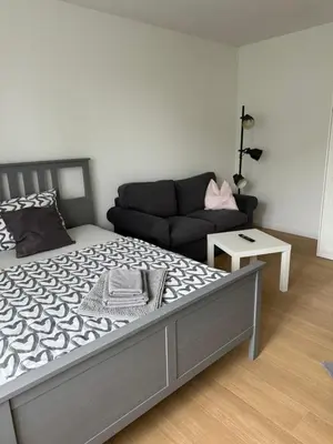 Ein Bett oder Betten in einem Zimmer der Unterkunft FC-Apartmenthaus Falkensee mit großem Garten und PKW Stellflächen
