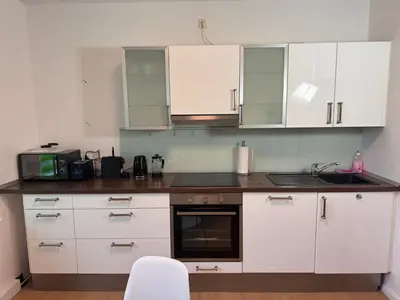 Küche/Küchenzeile in der Unterkunft FC-Apartmenthaus Falkensee mit großem Garten und PKW Stellflächen
