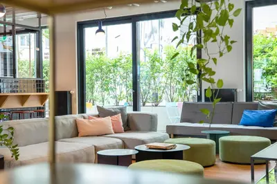 Ein Sitzbereich in der Unterkunft STAYERY Berlin Friedrichshain