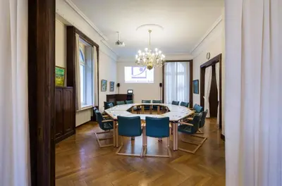 Ein Sitzbereich in der Unterkunft Europäische Akademie Berlin