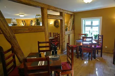 Ein Restaurant oder anderes Speiselokal in der Unterkunft Ferienwohnung 2 - Gourmetzimmer
