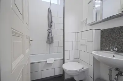 Ein Badezimmer in der Unterkunft Courtyard Apartment (LIDELI)