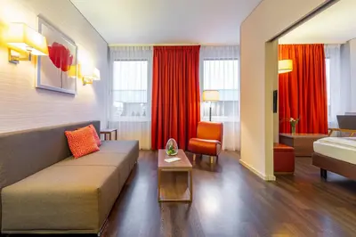 Ein Sitzbereich in der Unterkunft Aparthotel Adagio Berlin Kurfürstendamm