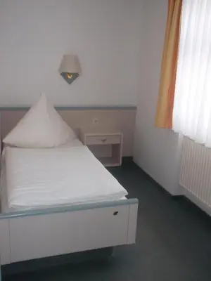 Ein Bett oder Betten in einem Zimmer der Unterkunft Hotel am Seetor