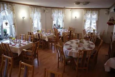 Ein Restaurant oder anderes Speiselokal in der Unterkunft Hotel am Seetor